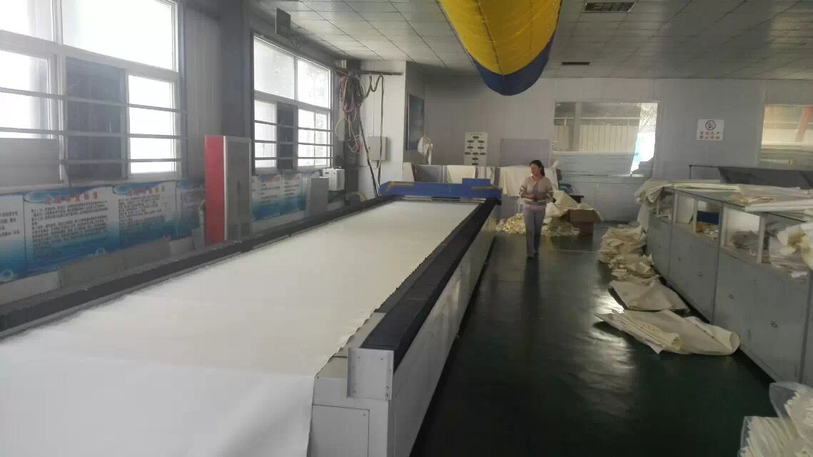 在激光裁床上进行激光打孔的纤维织物