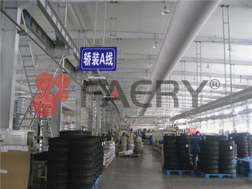 吊装纤维布风管后的轿车装配A线