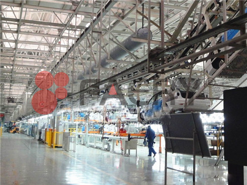 正上方安装布风管的汽车装配生产线