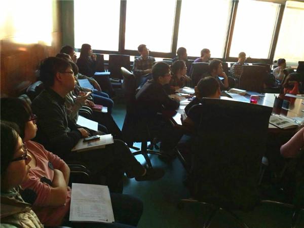 思绪专注的设计师