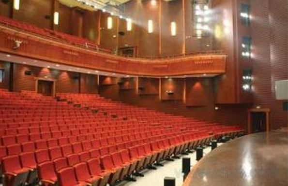 上下两侧的高大剧院