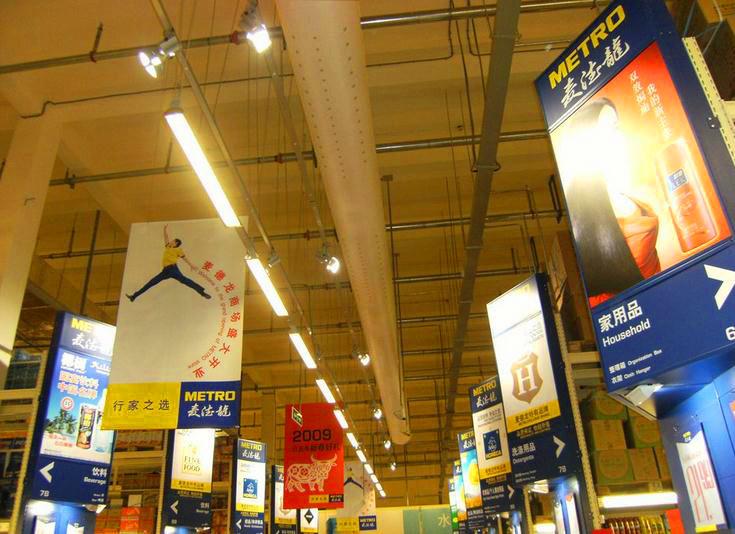 超市内纵向布置的布袋风管