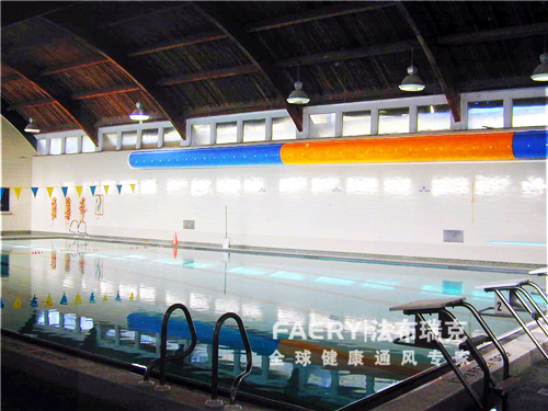 一个游泳馆使用的多种颜色组合的布袋风管